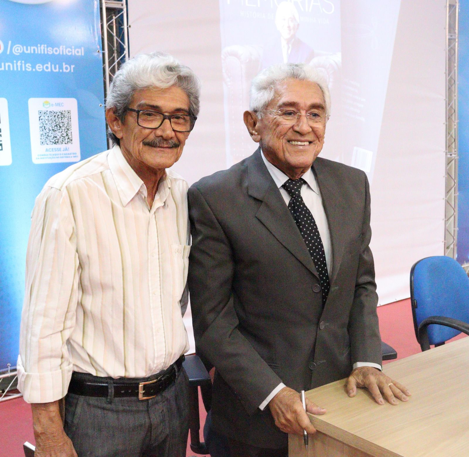 Sucesso na noite de autógrafos do 2º livro de Dr. João Cosme Magalhães