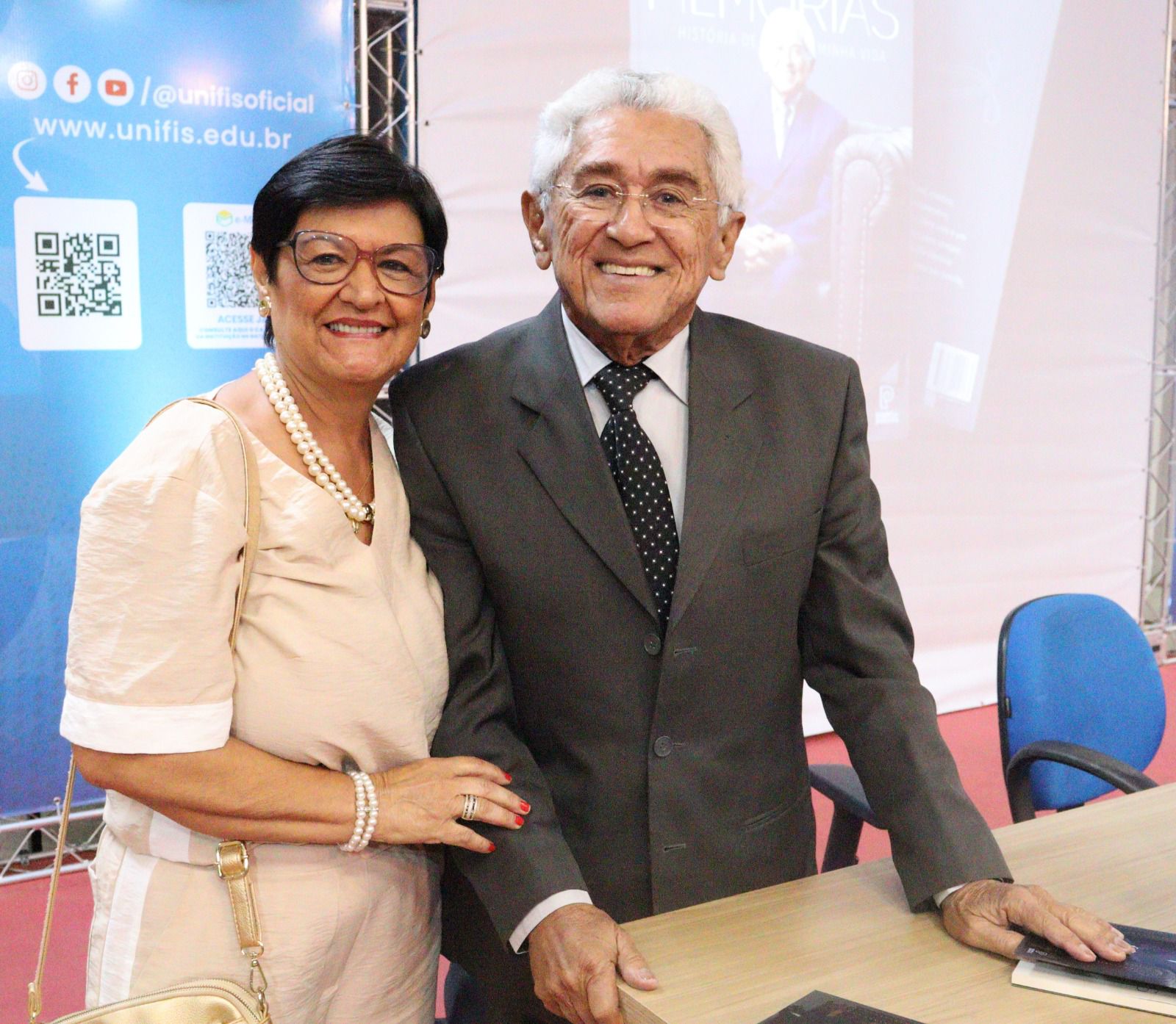 Sucesso na noite de autógrafos do 2º livro de Dr. João Cosme Magalhães