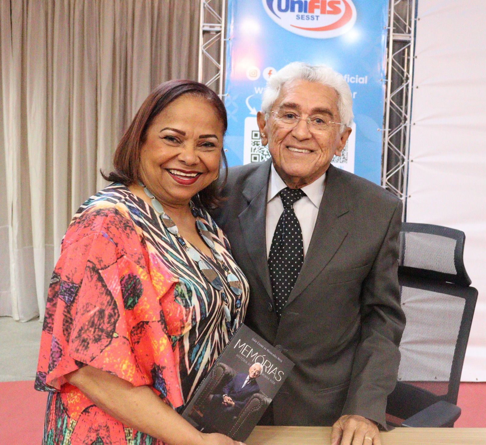 Sucesso na noite de autógrafos do 2º livro de Dr. João Cosme Magalhães