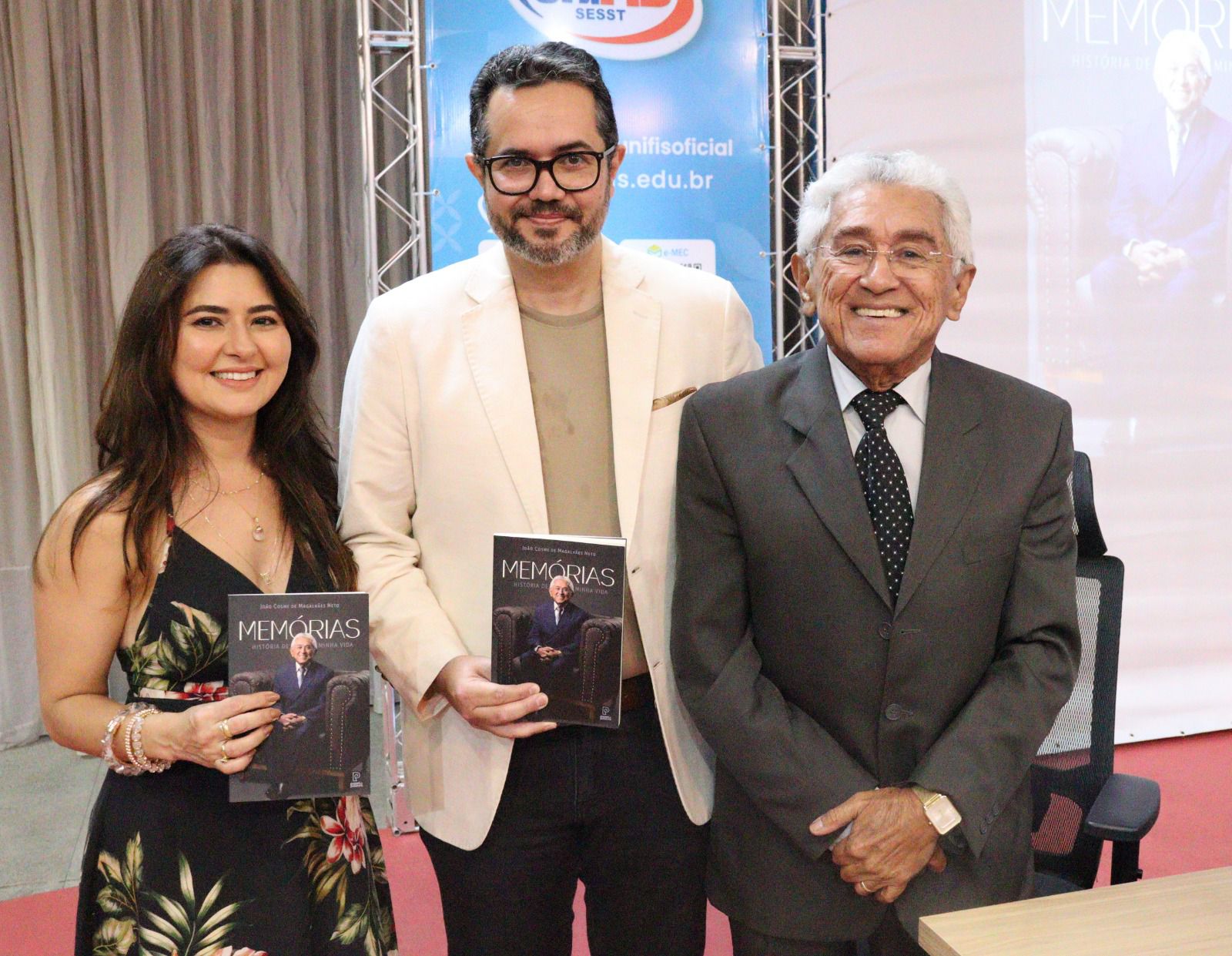 Sucesso na noite de autógrafos do 2º livro de Dr. João Cosme Magalhães