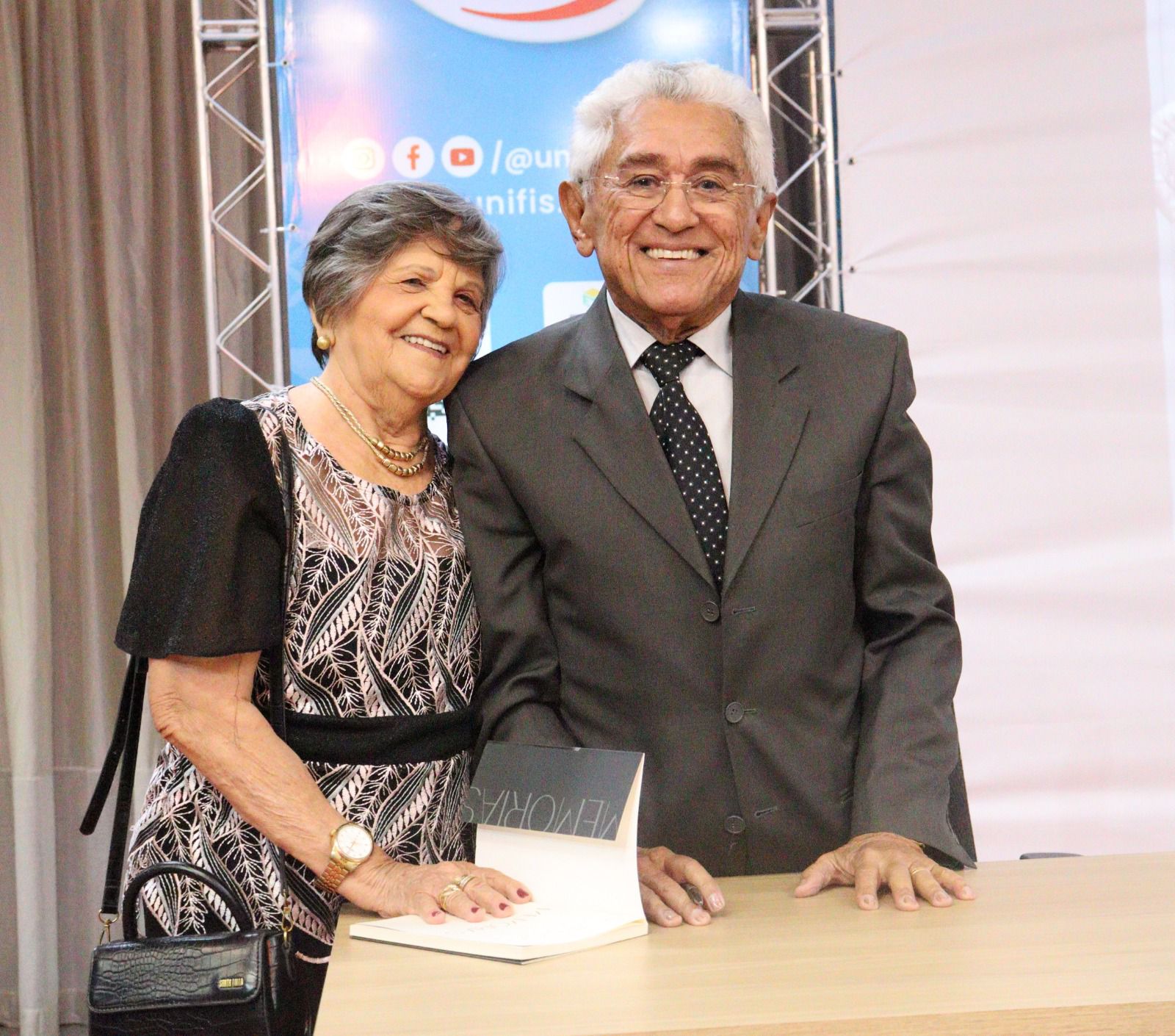 Sucesso na noite de autógrafos do 2º livro de Dr. João Cosme Magalhães