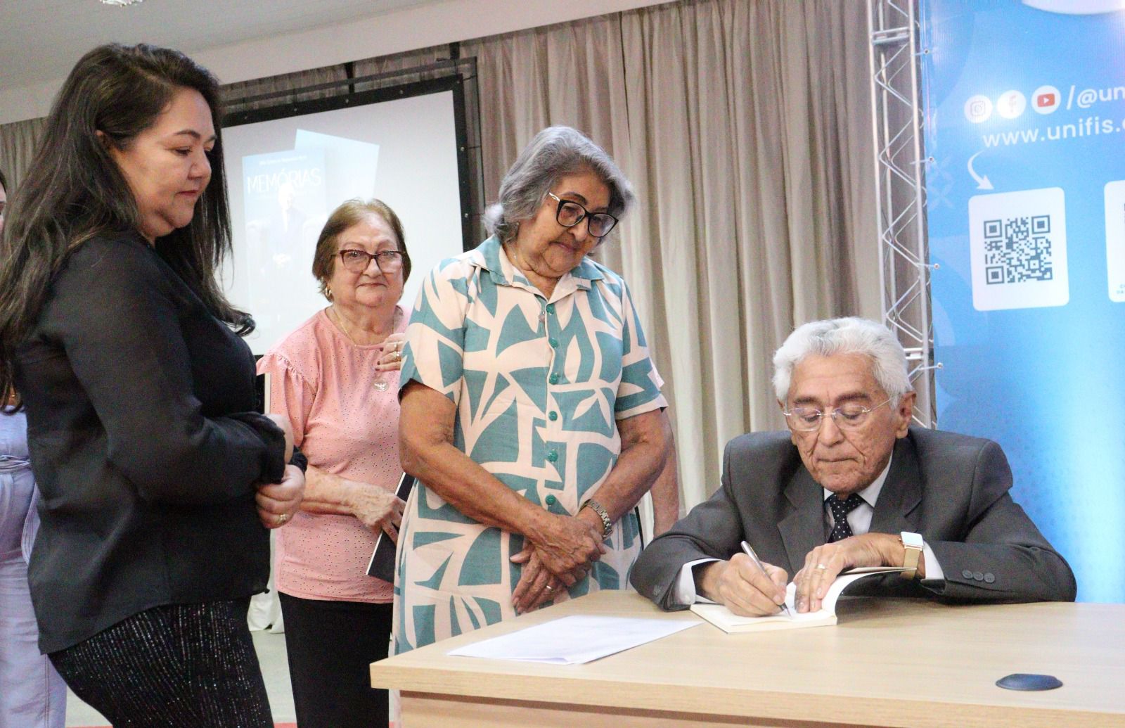 Sucesso na noite de autógrafos do 2º livro de Dr. João Cosme Magalhães