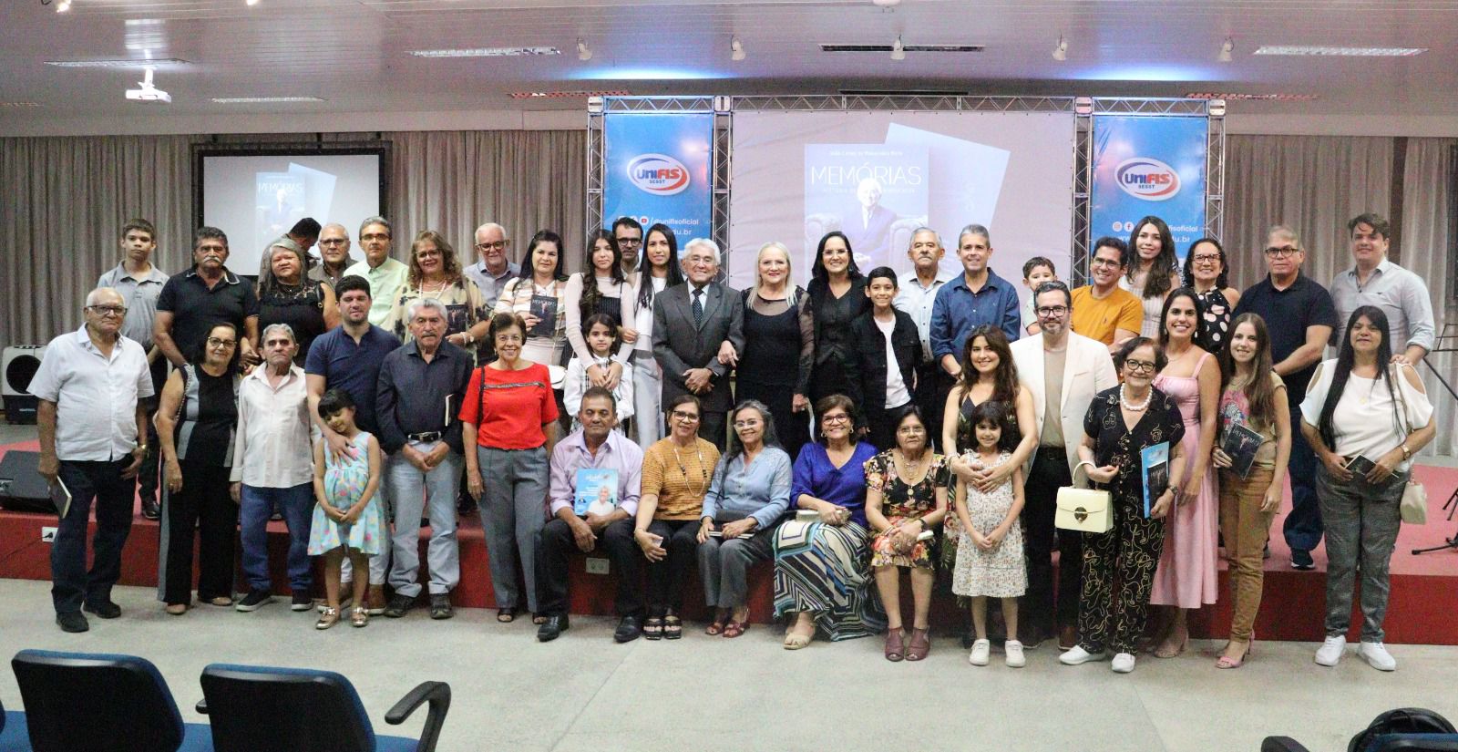 noite de lançamento e autógrafos do livro de Dr. João Cosme