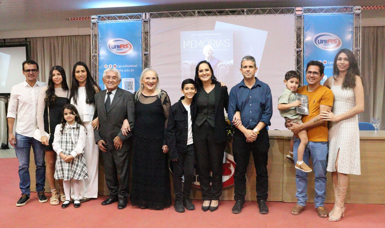 Sucesso na noite de autógrafos do 2º livro de Dr. João Cosme Magalhães