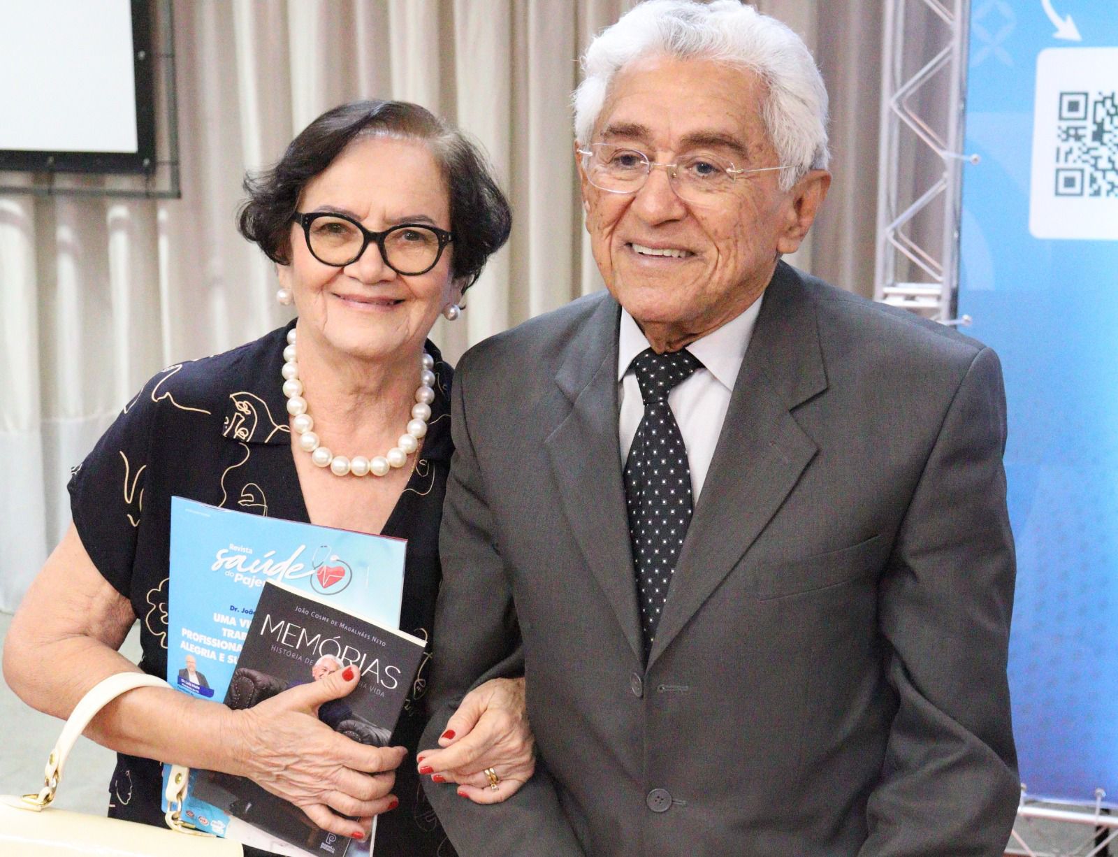 Sucesso na noite de autógrafos do 2º livro de Dr. João Cosme Magalhães