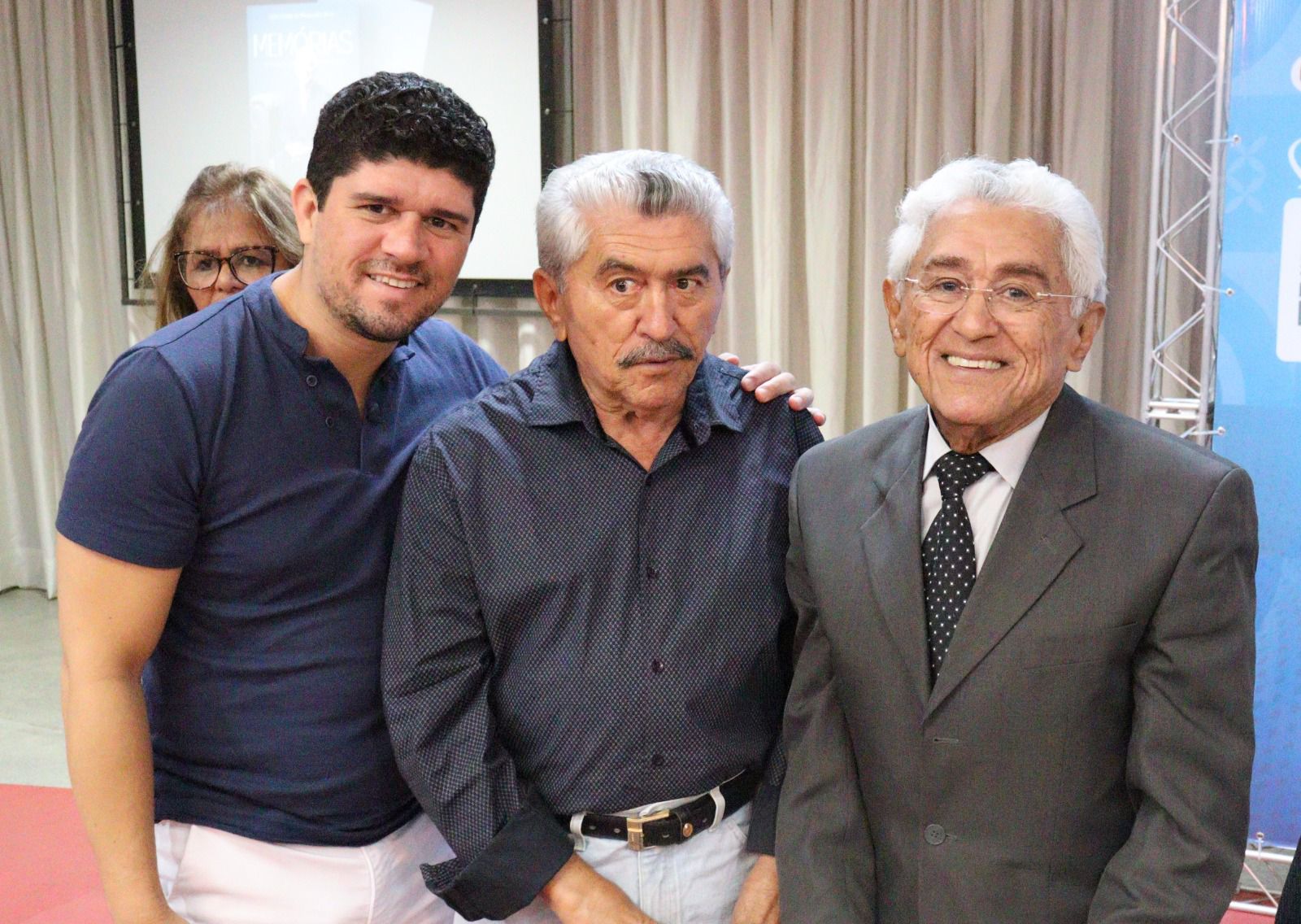 Sucesso na noite de autógrafos do 2º livro de Dr. João Cosme Magalhães