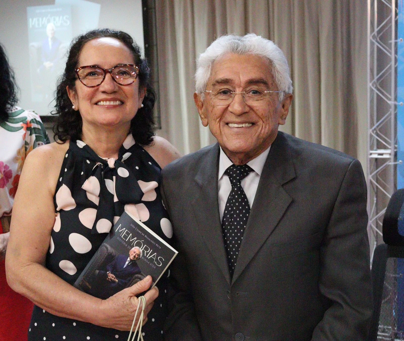 Sucesso na noite de autógrafos do 2º livro de Dr. João Cosme Magalhães