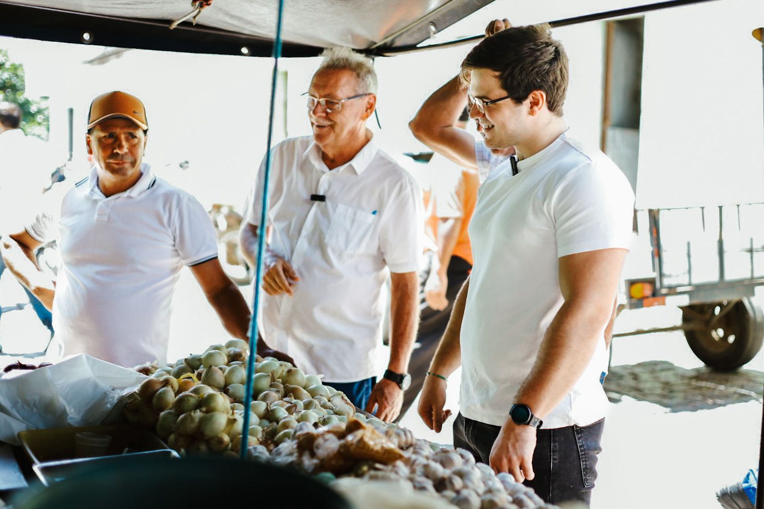 Miguel Duque é recebido com entusiasmo em visita à feira de Triunfo