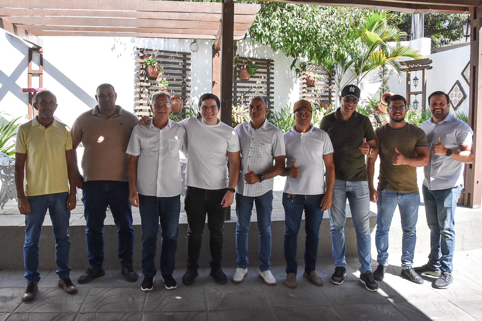 Miguel Duque é recebido com entusiasmo em visita à feira de Triunfo