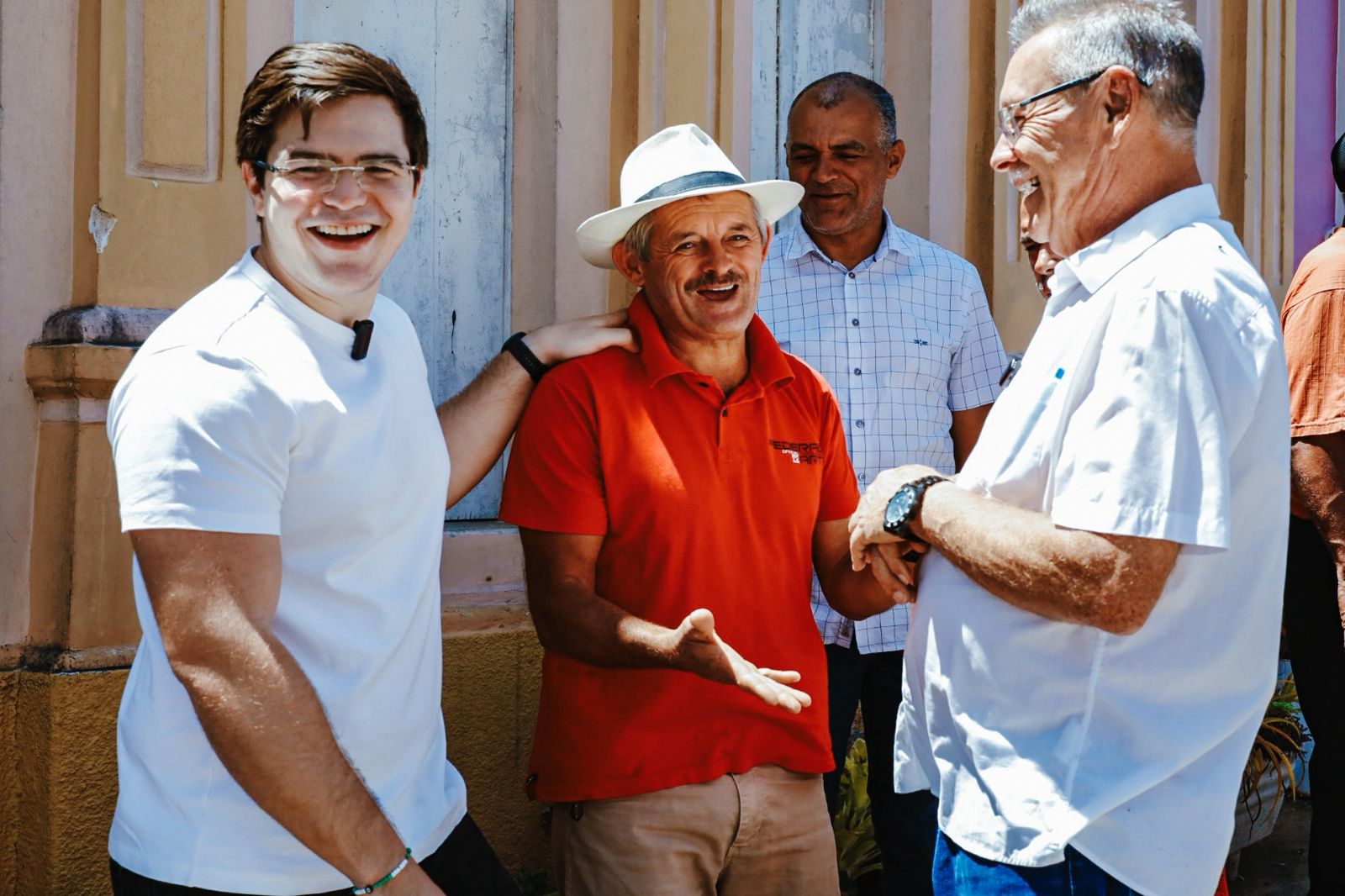 Miguel Duque é recebido com entusiasmo em visita à feira de Triunfo