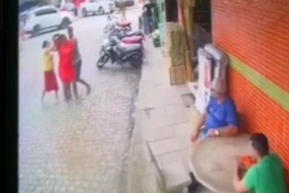 Mulher é esfaqueada pelas costas pelo ex-companheiro 1 Mata Sul: Mulher é esfaqueada pelas costas pelo ex-companheiro - Foto: Reprodução/redes sociais