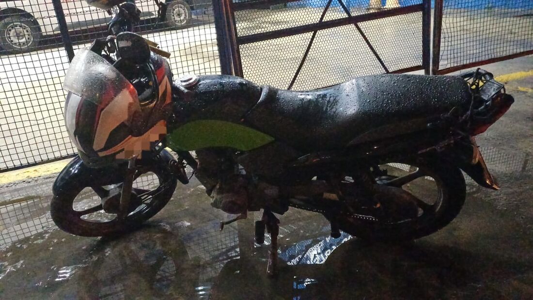 Homem morre atropelado por caminhão após cair de moto 1 Homem morre após cair de moto e ser atropelado por caminhão - Foto: Divulgação/PRF