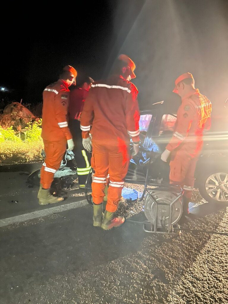 Motorista fica preso nas ferragens após acidente na BR-232, nesta 2ª 1 Motorista fica preso nas ferragens após acidente na BR-232, nesta 2ª