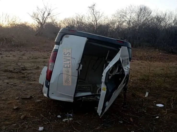 Ambulância capota durante socorro e deixa 3 feridos 1 AMBULANCIA
