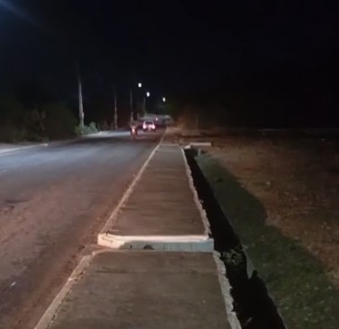 Escuridão deixa mulheres com medo ao transitar em ponte de Serra Talhada 1 Imagens enviadas ao Farol