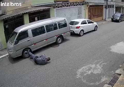 Vídeo: Suspeito de roubo é morto com 15 tiros por policial após perseguição em São Paulo 1 Suspeito de roubo é morto com 15 tiros por policial após perseguição em São Paulo - Imagem: Reprodução/Redes Sociais