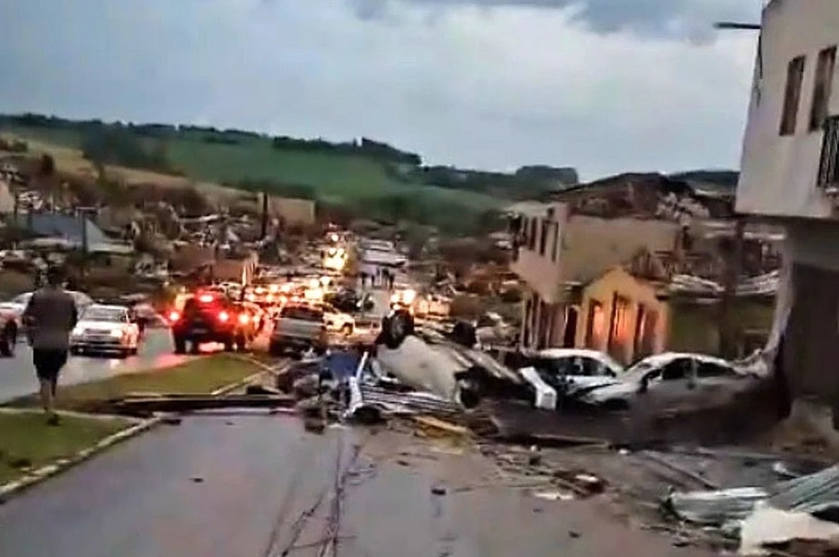 Tornado deixa rastro de destruição, mortes e feridos em cidade do Paraná 1 Tornado deixa rastro de destruição, mortes e feridos em cidade do Paraná - Foto: Reprodução/Redes Sociais