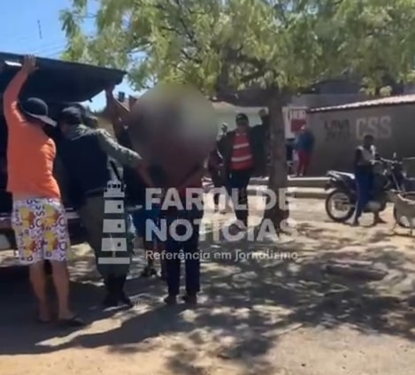 Vídeo: Homem com facão ameaça creche e é preso - Imagens enviadas ao Farol