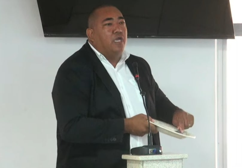 Vereador leva prato e colher ao plenário para cobrar de Márcia 1 vereador leva prato