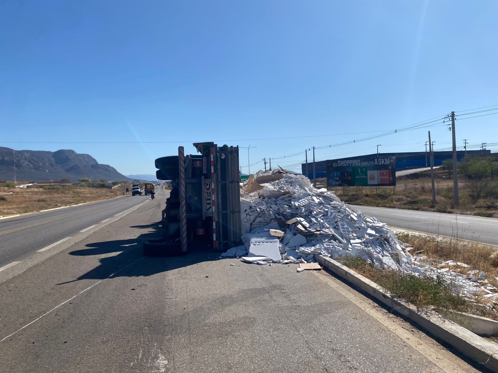 Caminhão com carga de gesso tomba na BR-232, em Serra Talhada, nesta 5ª