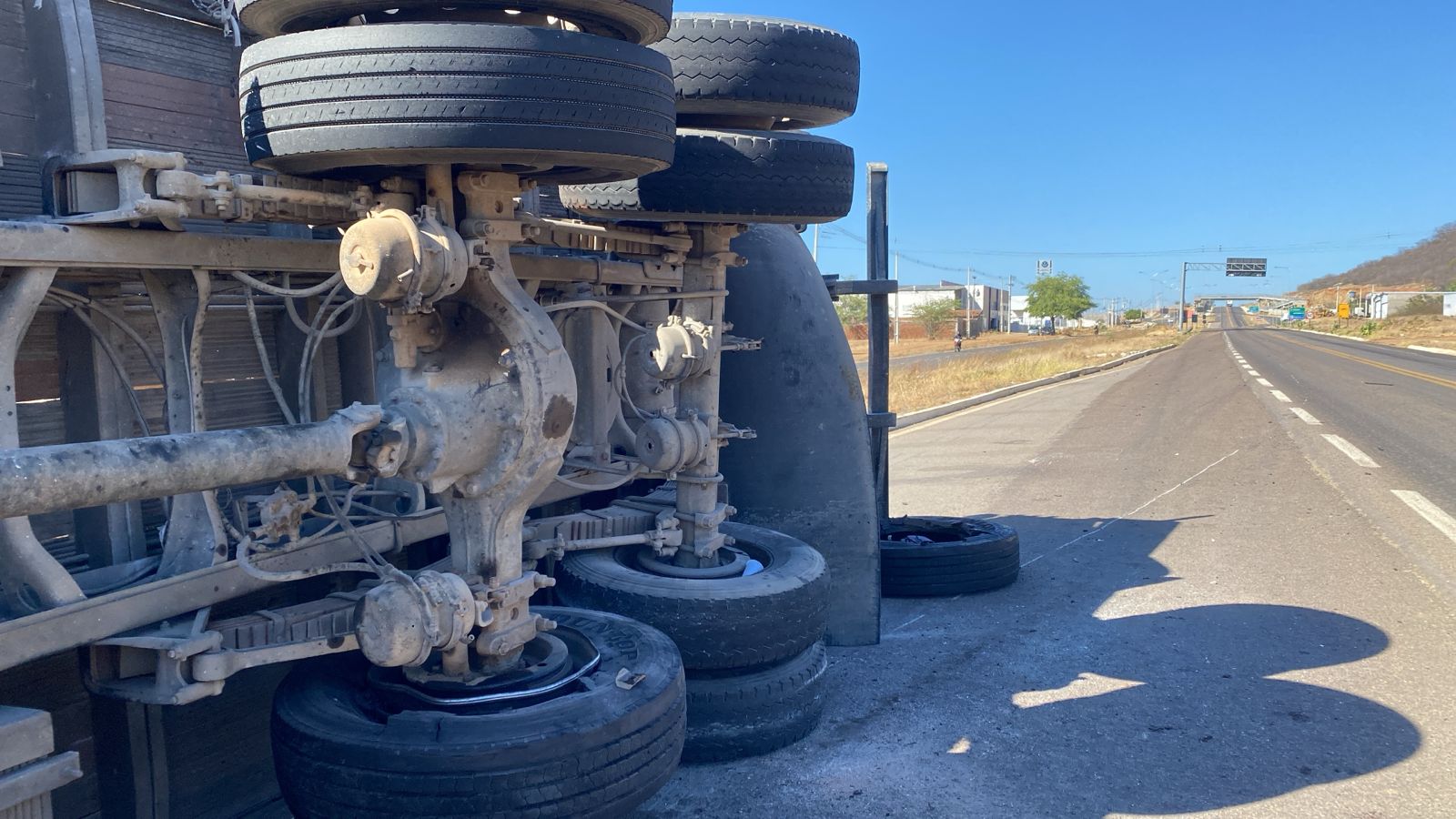 Caminhão com carga de gesso tomba na BR-232, em Serra Talhada, nesta 5ª