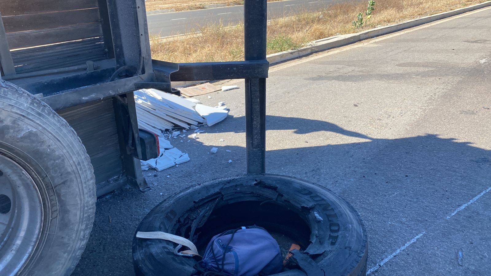 Caminhão com carga de gesso tomba na BR-232, em Serra Talhada, nesta 5ª