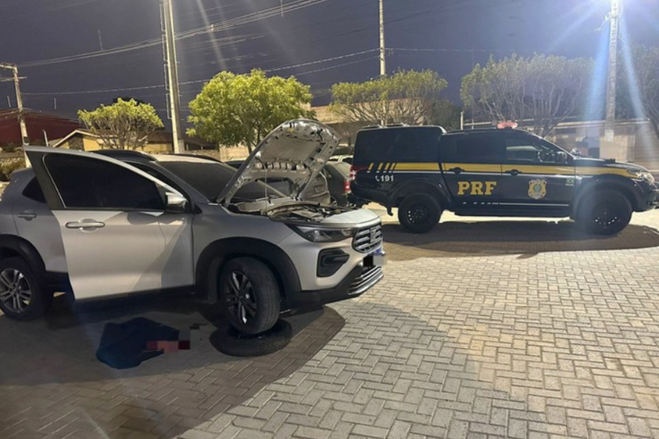 Após perseguição na BR-232, PRF recupera carro roubado 1 Após perseguição na BR-232, PRF recupera carro roubado
