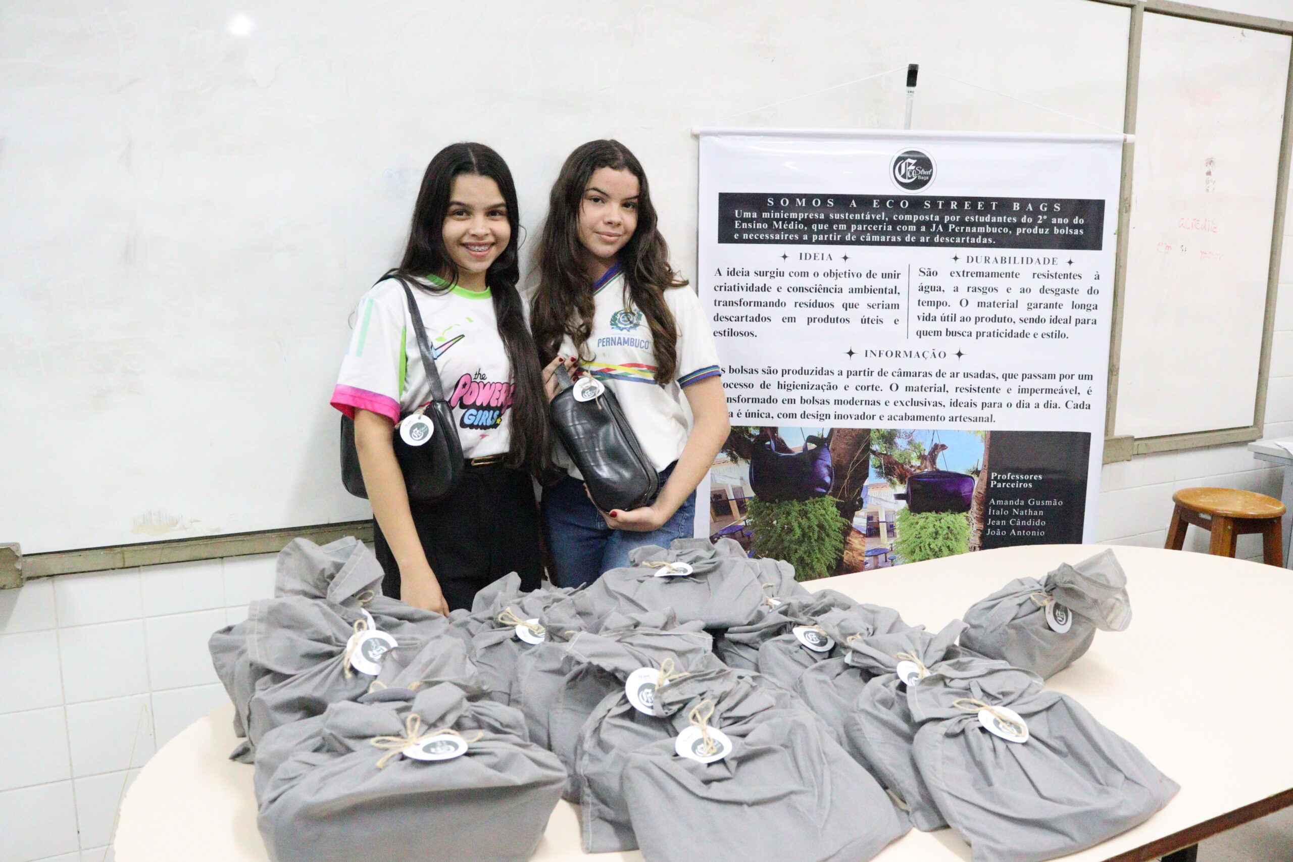 Bolsas ecológicas: estudantes de ST lançam moda a partir de pneus