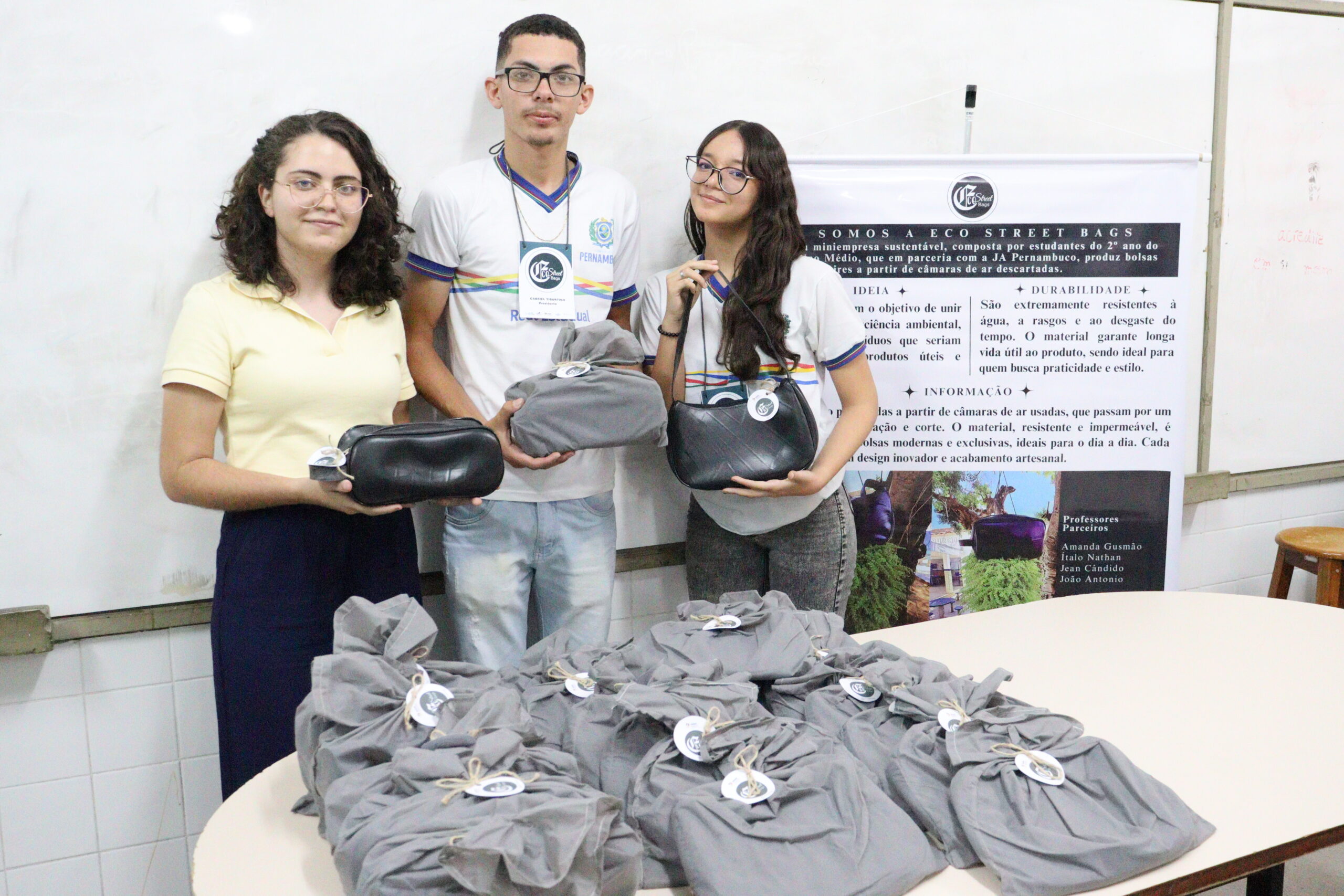 Bolsas ecológicas: estudantes de ST lançam moda a partir de pneus