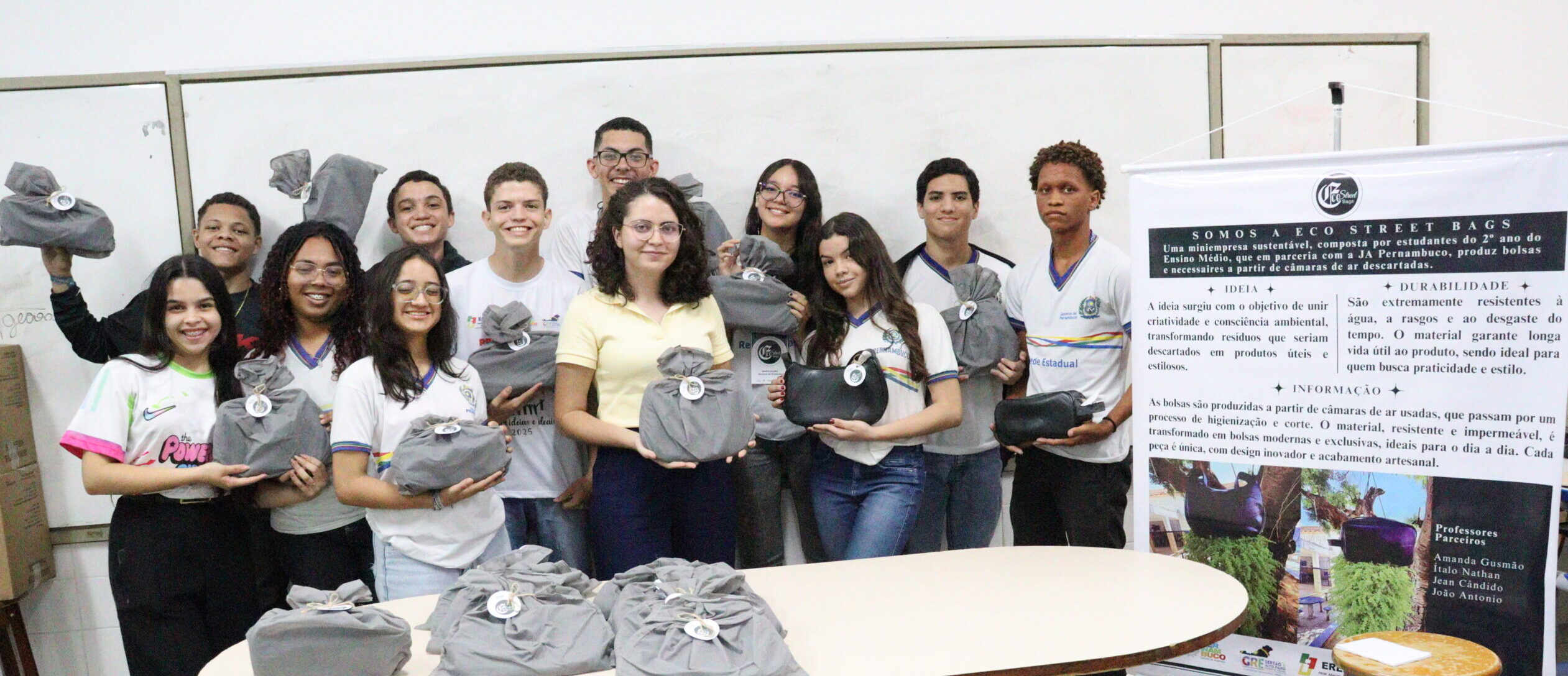Bolsas ecológicas: estudantes de ST lançam moda a partir de pneus