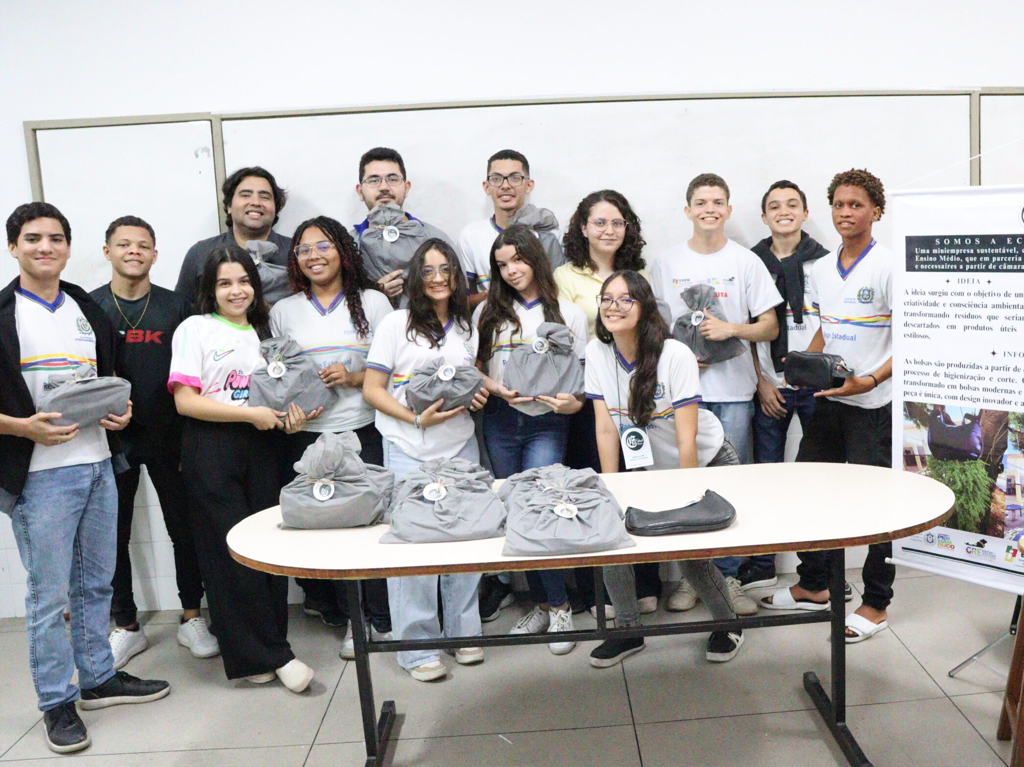 Bolsas ecológicas: estudantes de ST lançam moda a partir de pneus 1 estudantes de serra talhada produzem bolsas