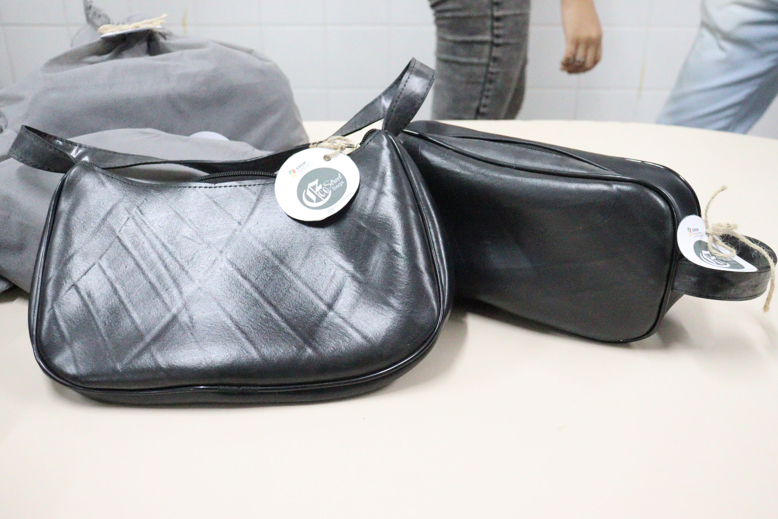 Bolsas ecológicas: estudantes de ST lançam moda a partir de pneus