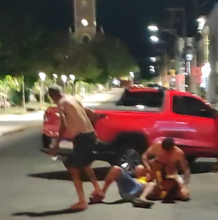 Sérgio Magalhães vira 'praça de guerra' com brigas e feridos em ST 1 Sérgio Magalhães vira 'praça de guerra' com brigas e feridos em ST