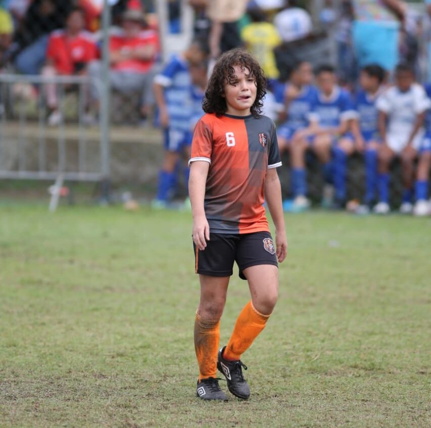 Henrique disputando a Caruaru Cup pela Escolinha do Serra FC