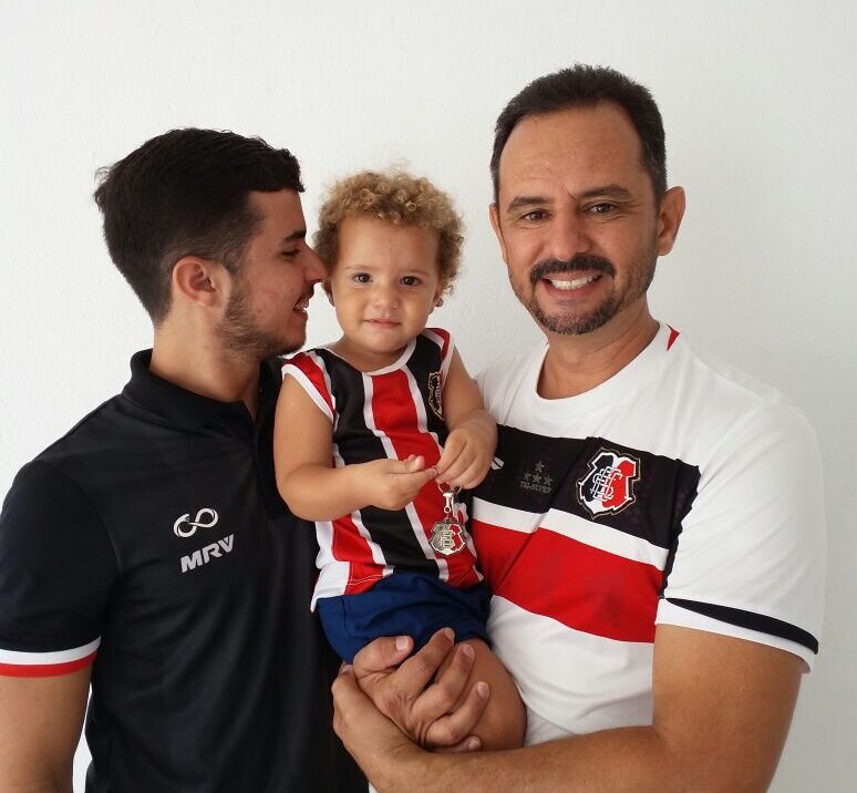 Henrique mais jovem com o pai e o irmão