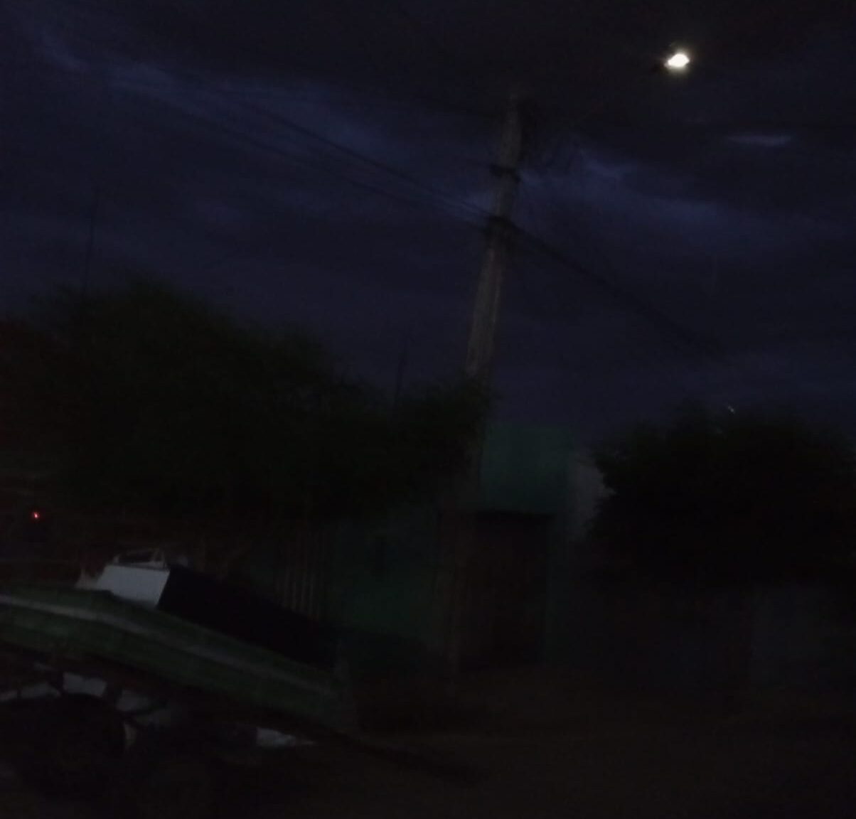 Mais dois bairros de Serra Talhada na escuridão; prefeitura fala em protocolo 1 Imagens enviadas ao Farol