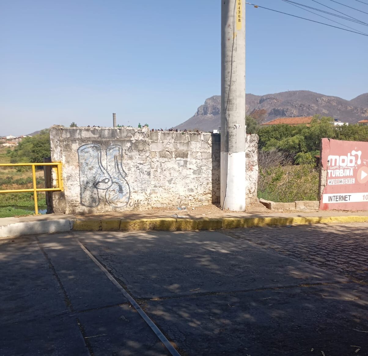 Escuridão deixa mulheres com medo ao transitar em ponte de Serra Talhada