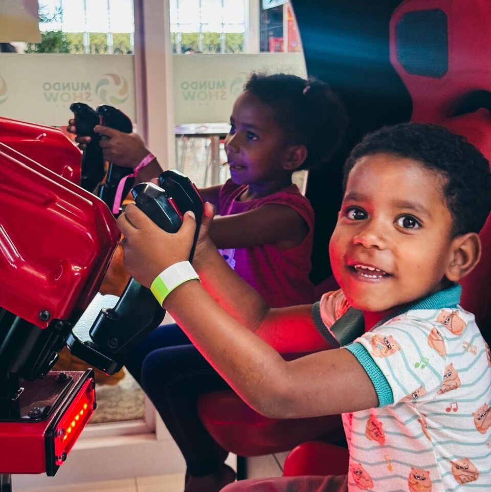 Cinema Inclusivo leva dezenas de crianças ao Shopping Serra