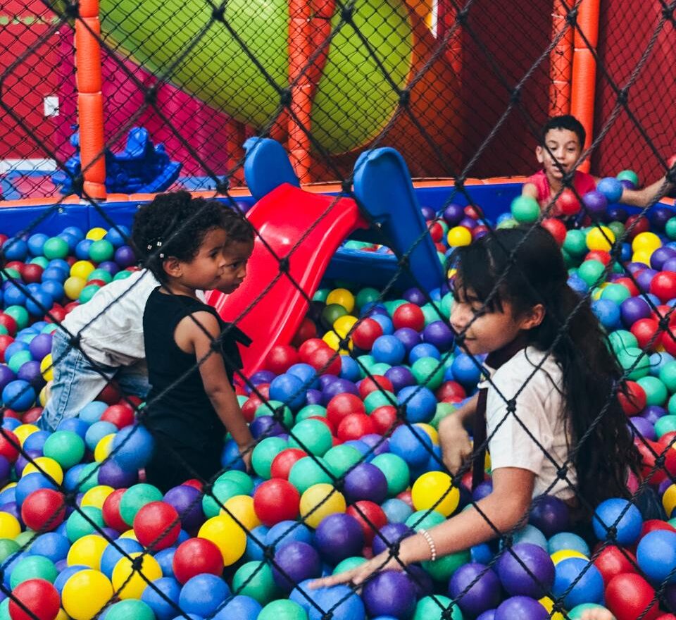 Cinema Inclusivo leva dezenas de crianças ao Shopping Serra
