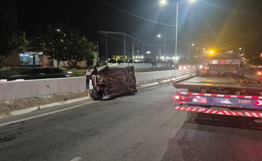 Carro roubado capota e é recuperado pela PRF na BR-104 - Fotos: Divulgação