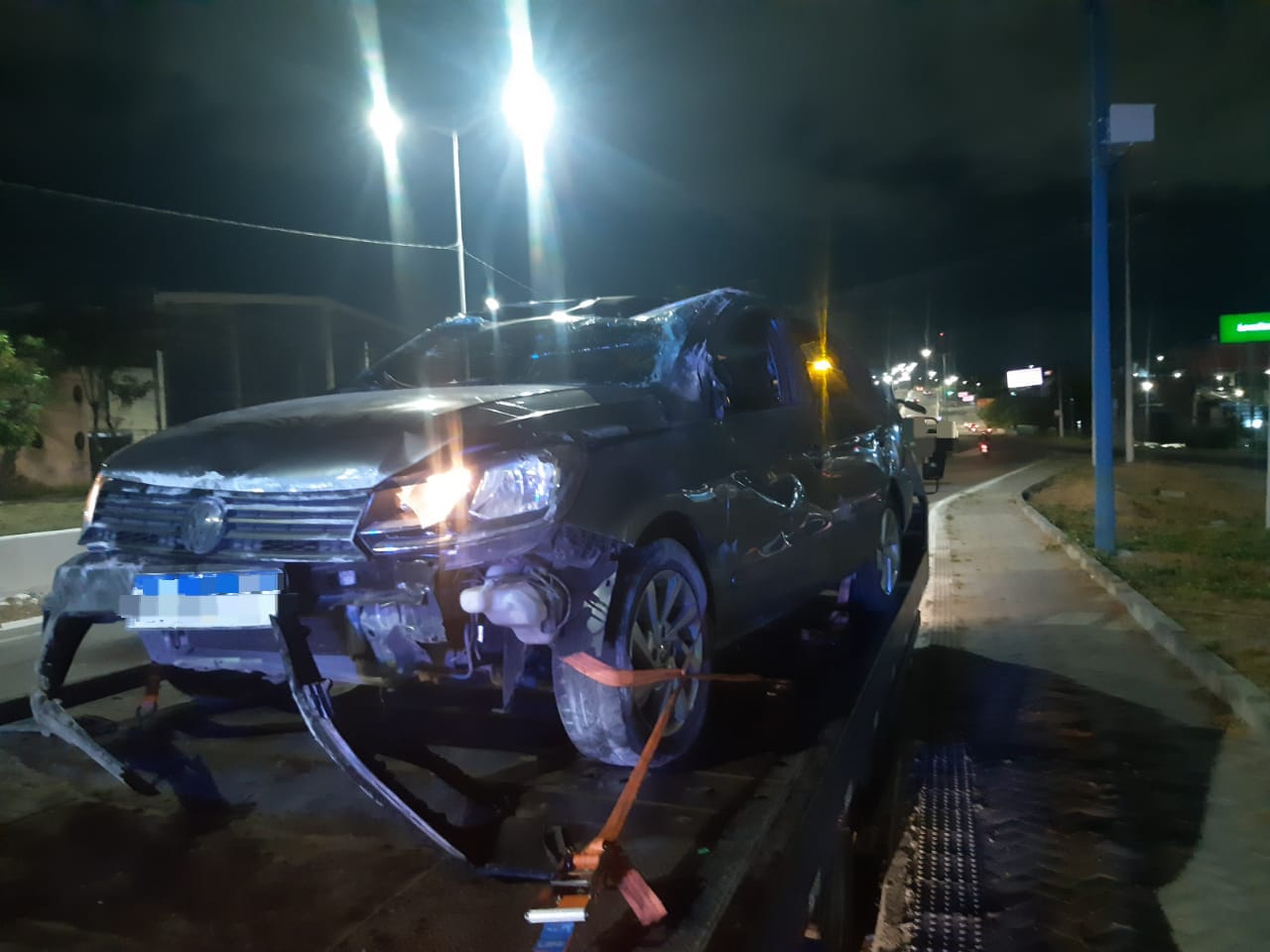 Carro roubado capota e é recuperado pela PRF na BR-104