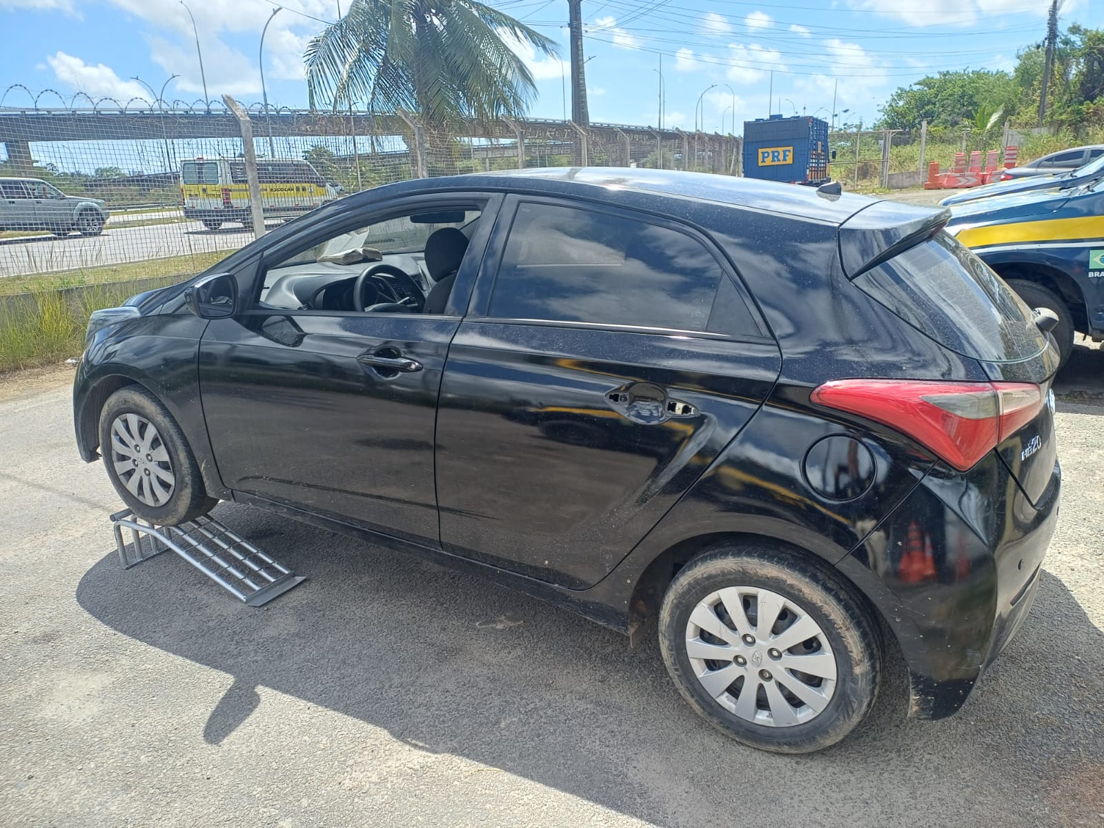 PRF apreende mais de R$27 mil e porções de droga