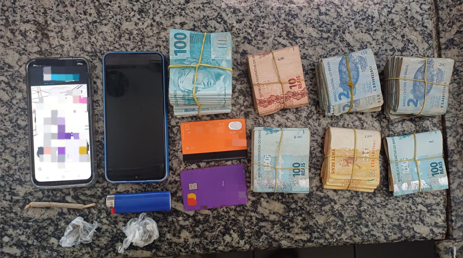 PRF apreende mais de R$27 mil e porções de droga - Fotos: Divulgação