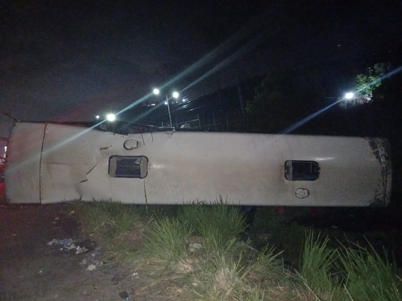 Colisão entre ônibus e carreta deixa 16 feridos em Moreno - Fotos: Divulgação