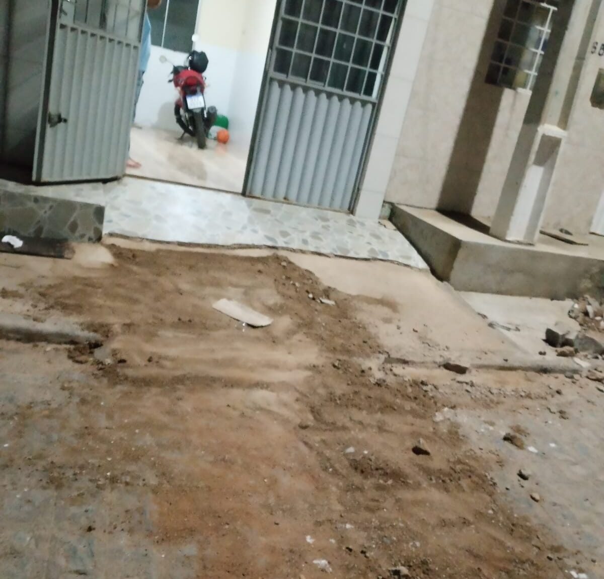 Compesa quebra calçada sem autorização e irrita morador em ST