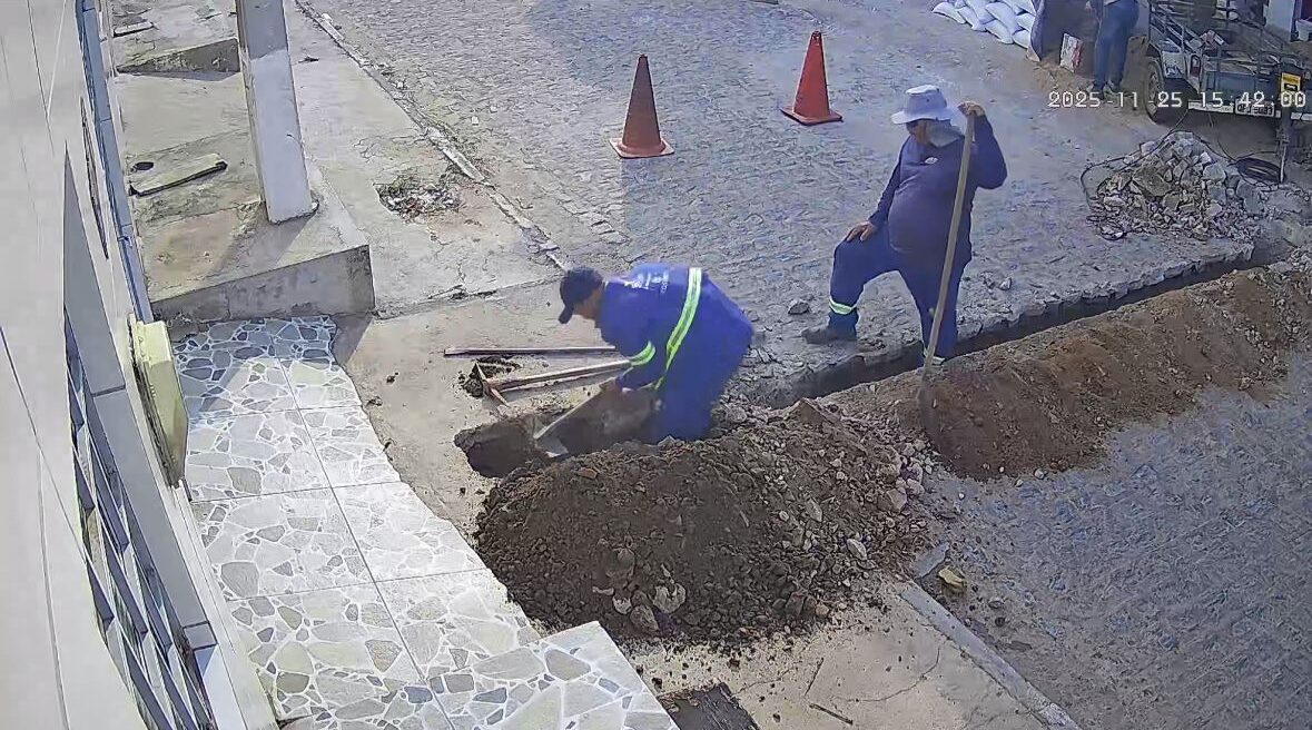 Compesa quebra calçada sem autorização e irrita morador em ST
