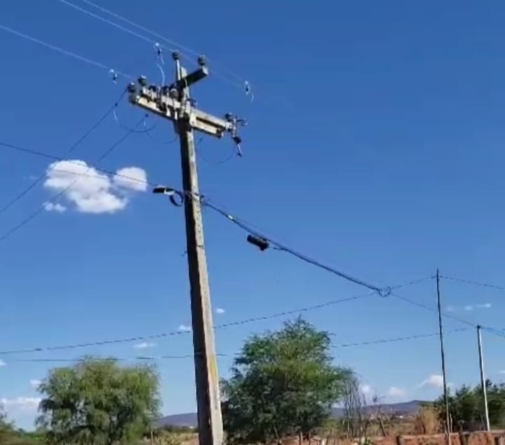 Rede elétrica antiga faz explodir cabos e coloca em risco moradores em ST 1 Rede elétrica da Vila Dnocs é problema antigo da população