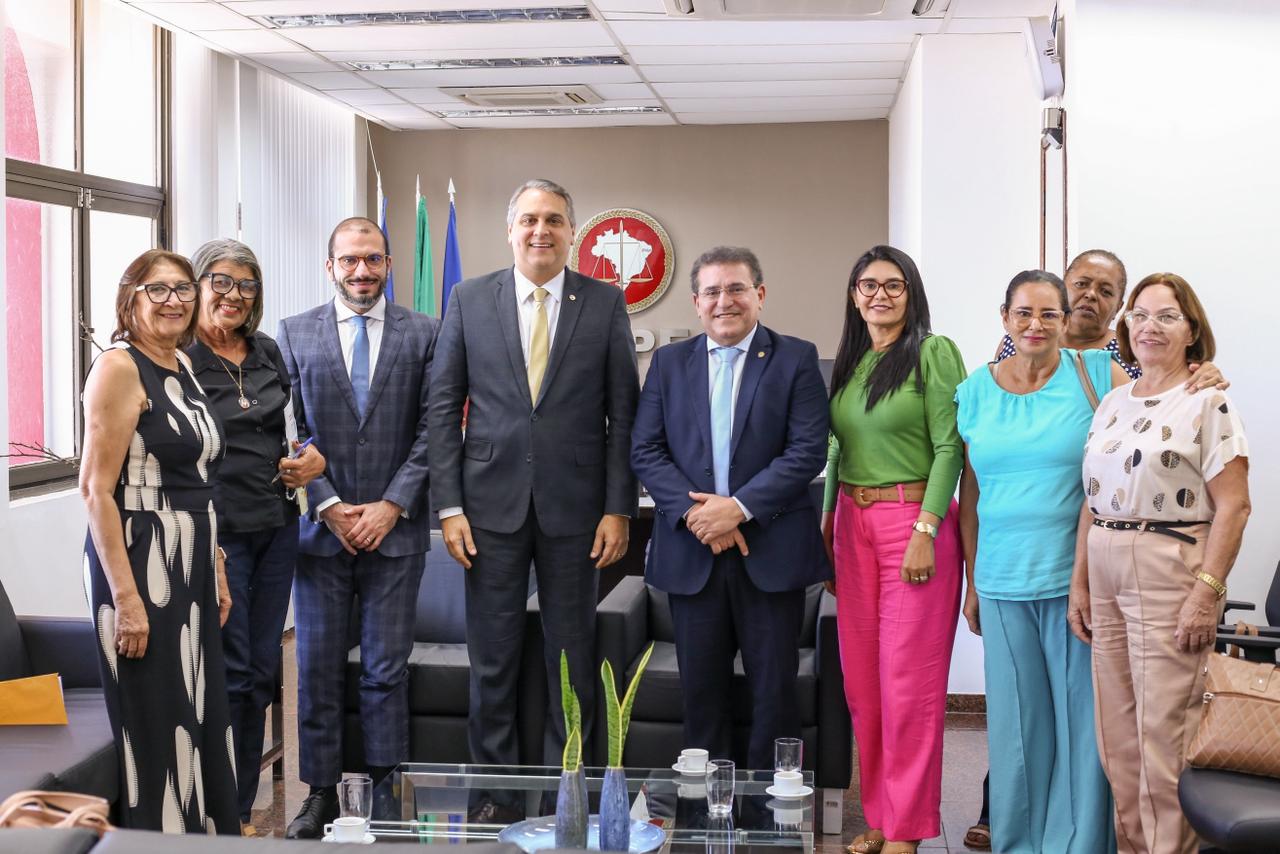 Duque acompanha docentes de Serra Talhada em denúncias ao TCE e MP 1 Duque e professoras no TCE e MPPE