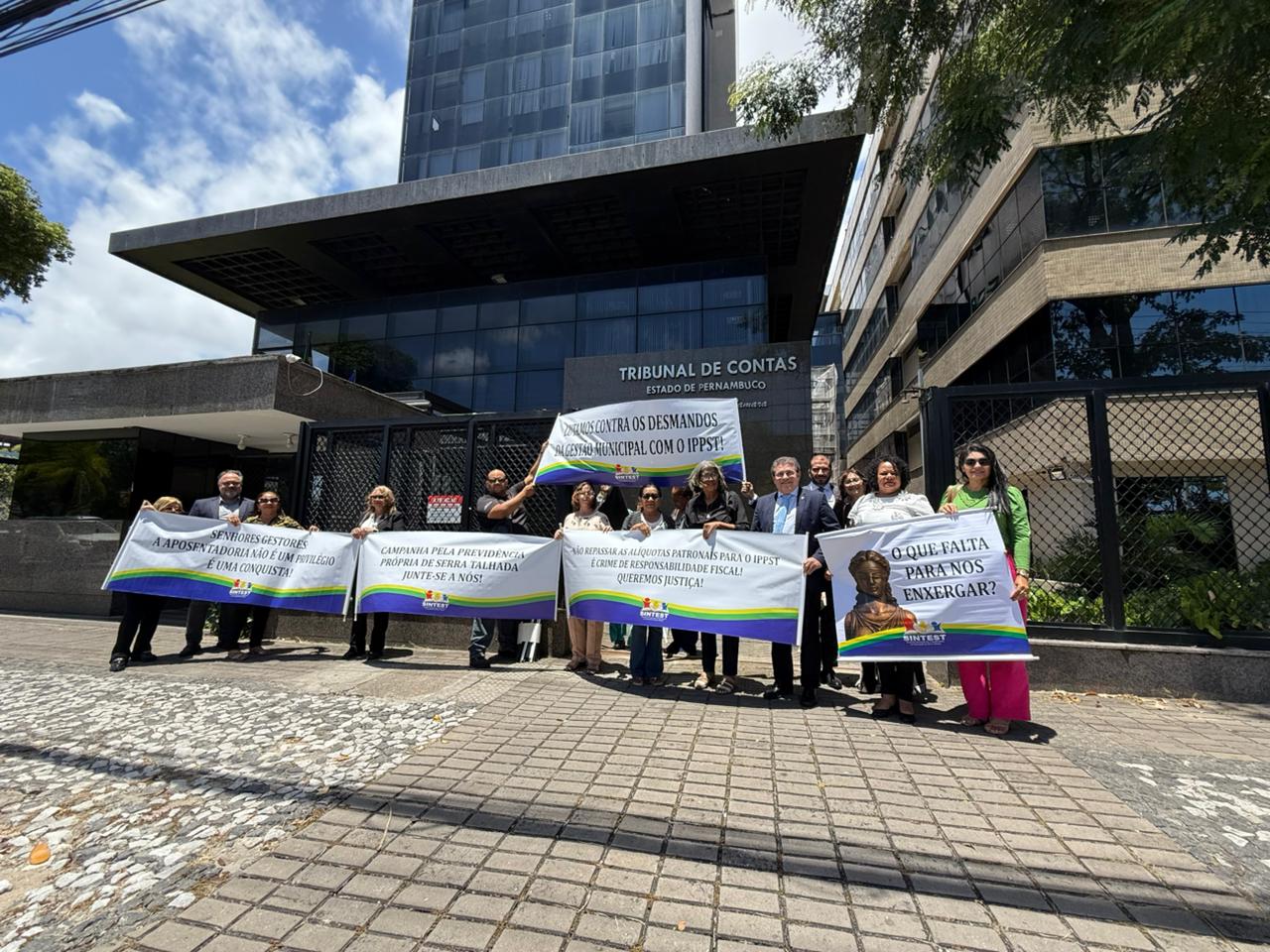 Duque acompanha docentes de Serra Talhada em denúncias ao TCE e MP