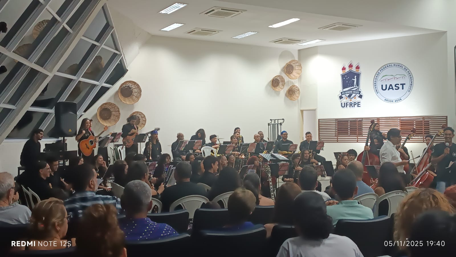 Concerto Toca Raul encanta multidão no auditório da UFRPE-Uast nesta 4ª